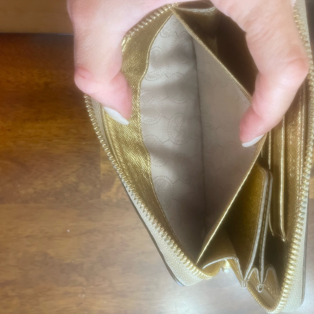 Michael Kors wallet. - Picture 5 of 5